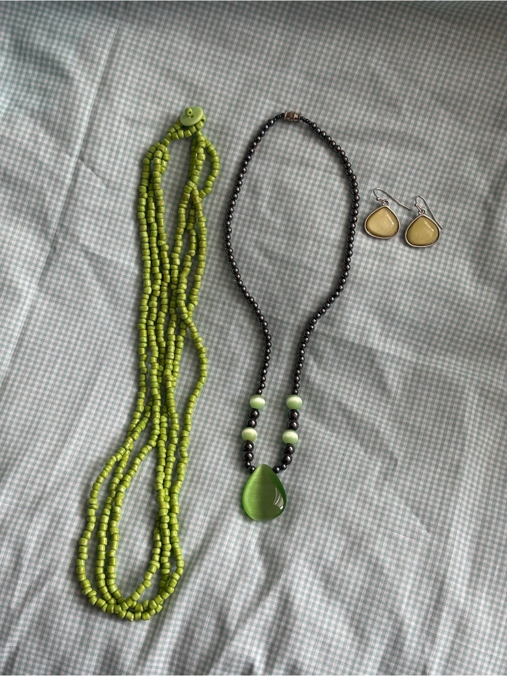 Green jewlery lot with beaded necklaces and earrings - unbranded